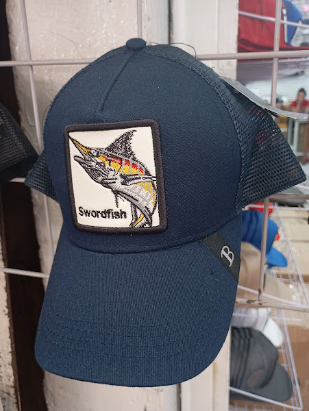 Bela Gorras Lisa, Marcas y Animales